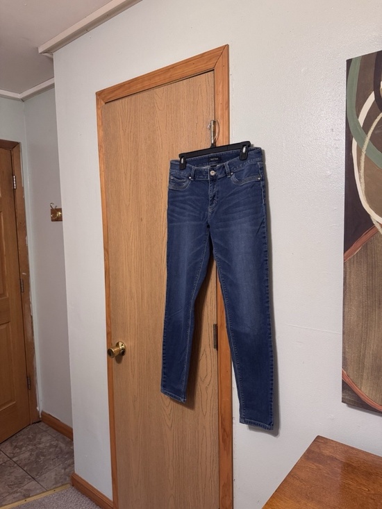 White House Black Market Denim - White House Black Market Size 8R Medium Wash Mid-Rise Skinny Leg Jeans - EUC